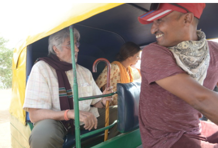 India Tv - Amitabh Bachchan and Shweta Bachchan Nanda taking auto-rickshaw ride