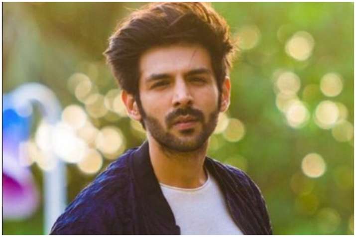 Kartik Aaryan Mobbed By Fans In Kolkata Gets Injured Watch Video Celebrities News India Tv