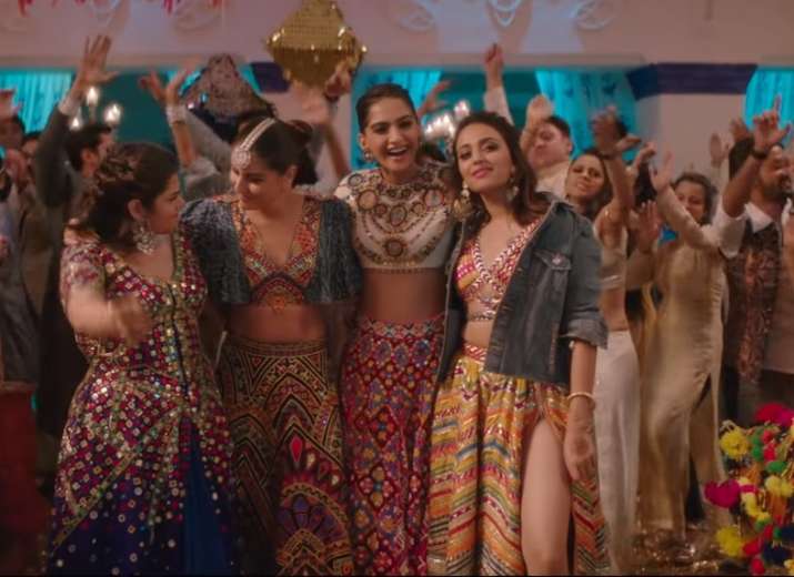 Veeres Sonam Kapoor Ahuja Kareena Dance Their Hearts Out To Veere Di