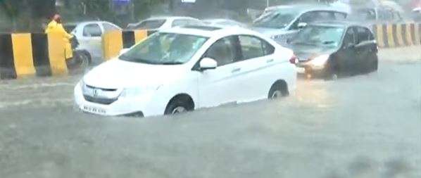 India Tv - Car stuck in the middle of road