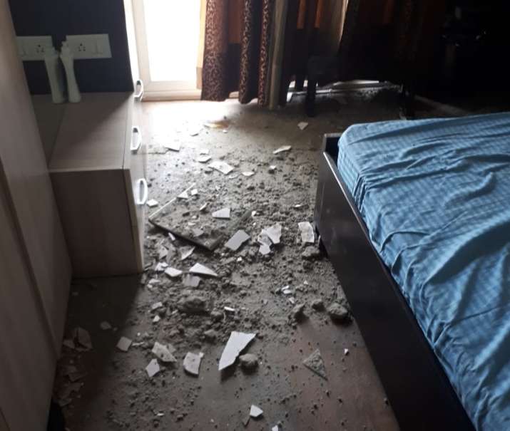 India Tv - The maintainance team on site said that the plaster on the roof fell because it was unsually thick, the homeowner claimed.
