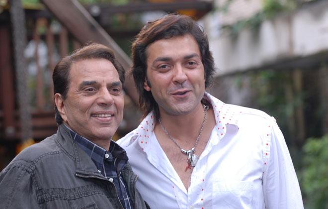 Dharmendra happy with Bobby Deol's Bollywood comeback | Bollywood News –  India TV