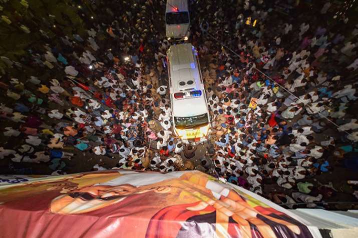 followers paying homage to karunanidhi
