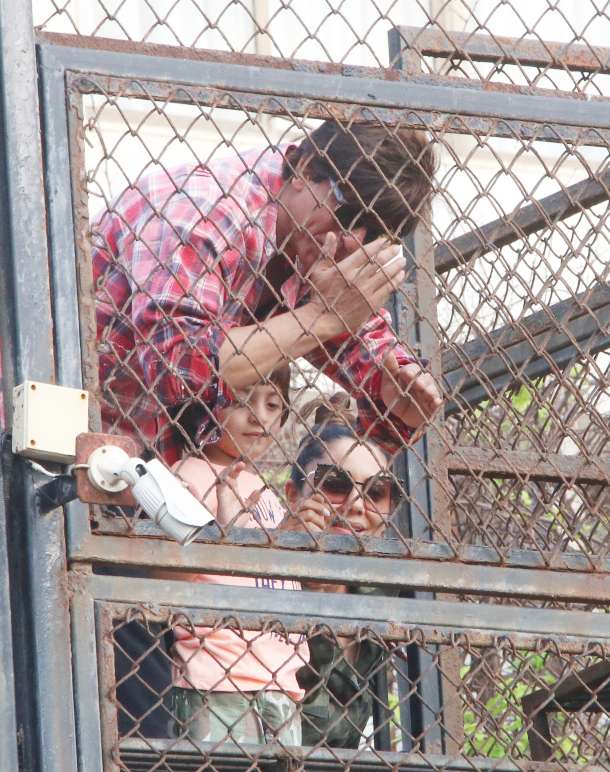 Krishna Janmasthami Pics Shah Rukh Khan and son break Dahi Handi, wife ...