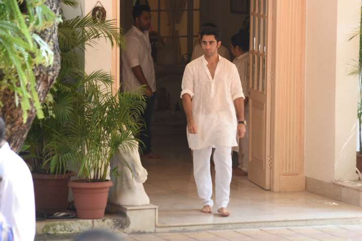 Krishna Kapoor Funeral Pics Randhir Kapoor Kajol Kareena Kapoor Khan Reach Raj Kapoors