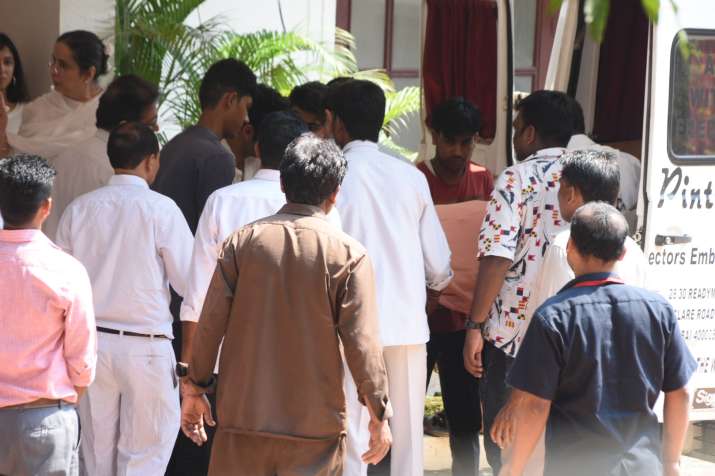 Krishna Kapoor Funeral Pics: Randhir Kapoor, Kajol, Kareena Kapoor Khan ...