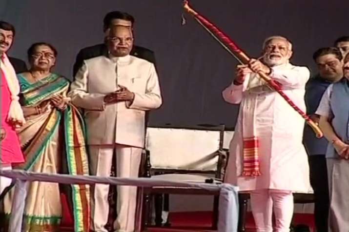 Dussehra 2018 celebrations : PM Modi burns effigy of Ravan