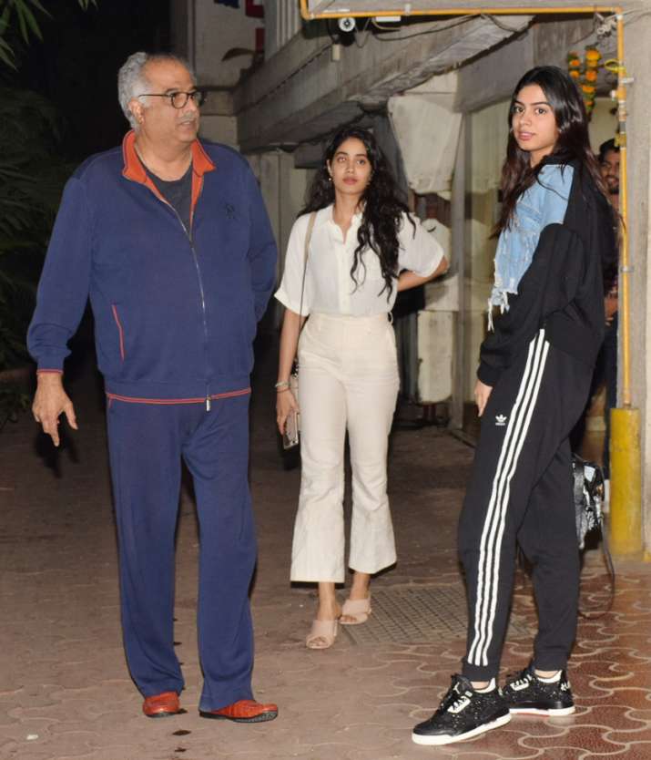 Boney Kapoor celebrates 63rd birthday with kids Arjun, Anshula, Janvhi ...