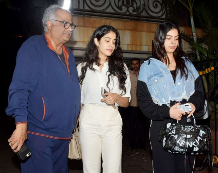 Boney Kapoor celebrates 63rd birthday with kids Arjun, Anshula, Janvhi ...