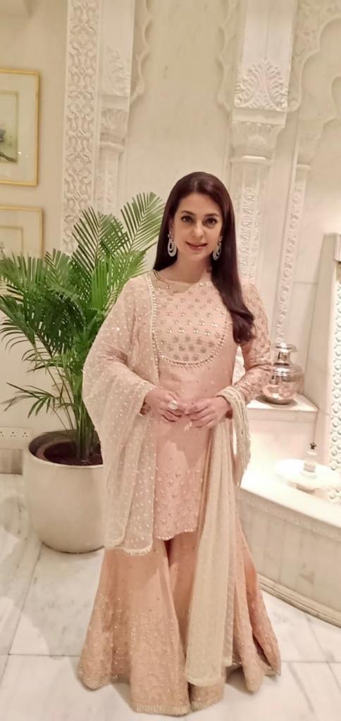 India Tv - Isn't she the most gorgeous? Juhi Chawla at Shah Rukh Khan'Diwalili party