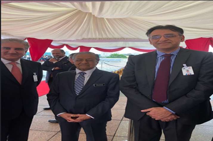 Pak Finance Minister Asad Umar(extreme right)