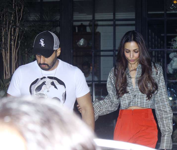  India Tv - After a party at Gauri Khan's restaurant, Malaika Arora and Arjun Kapoor enjoy a dinner date , see the pictures 