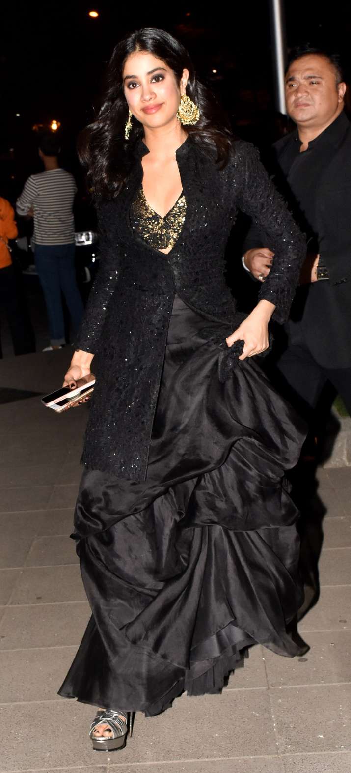 India Tv - PHOTOS: Bollywood sisters Janhvi Kapoor and Khushi Kapoor rave it up while twinning in black