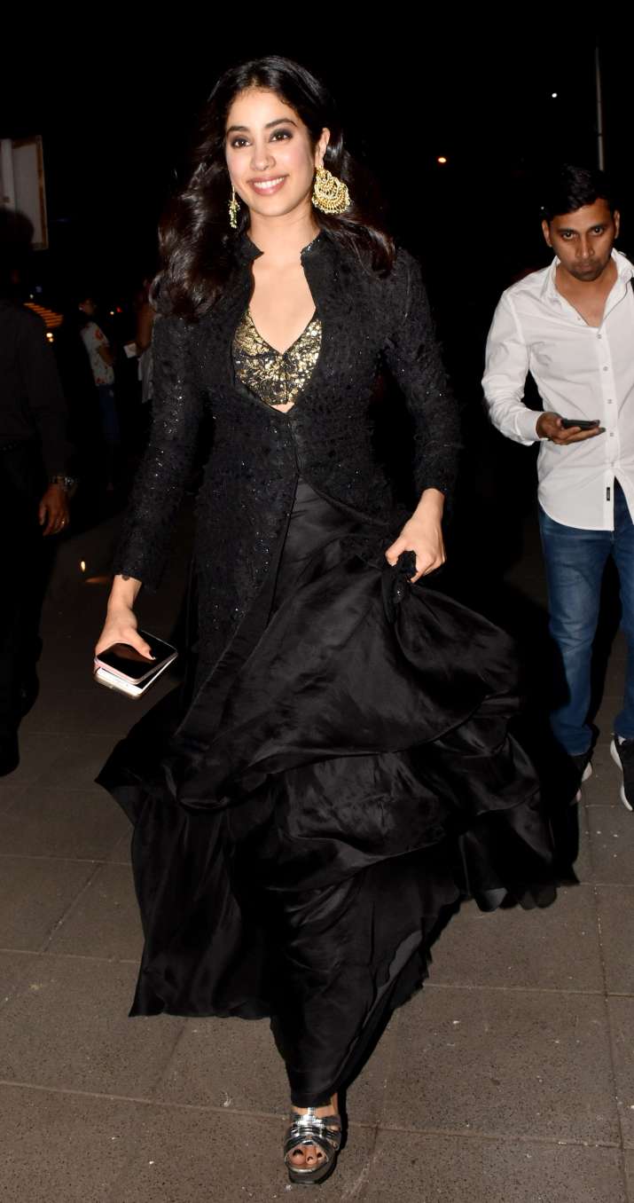 India Tv - PHOTOS: Bollywood sisters Janhvi Kapoor and Khushi Kapoor rave it up while twinning in black