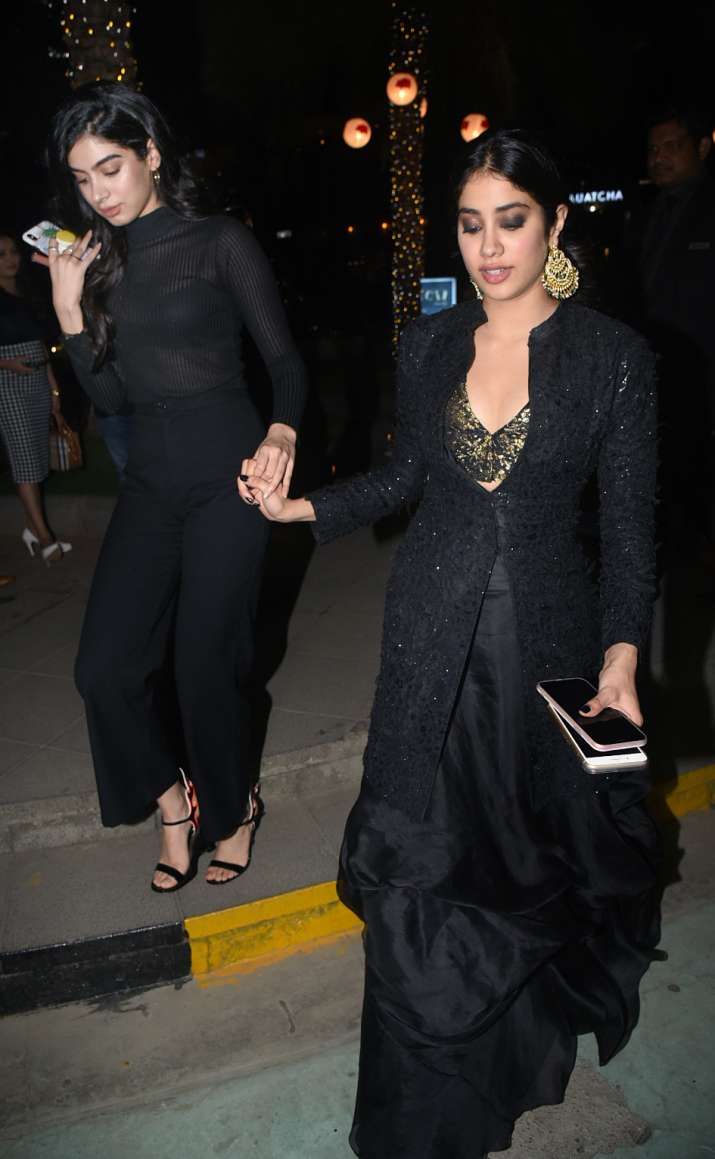 India Tv - PHOTOS: Bollywood sisters Janhvi Kapoor and Khushi Kapoor rave it up while twinning in black