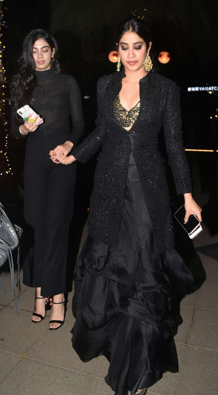 India Tv - PHOTOS: Bollywood sisters Janhvi Kapoor and Khushi Kapoor rave it up while twinning in black