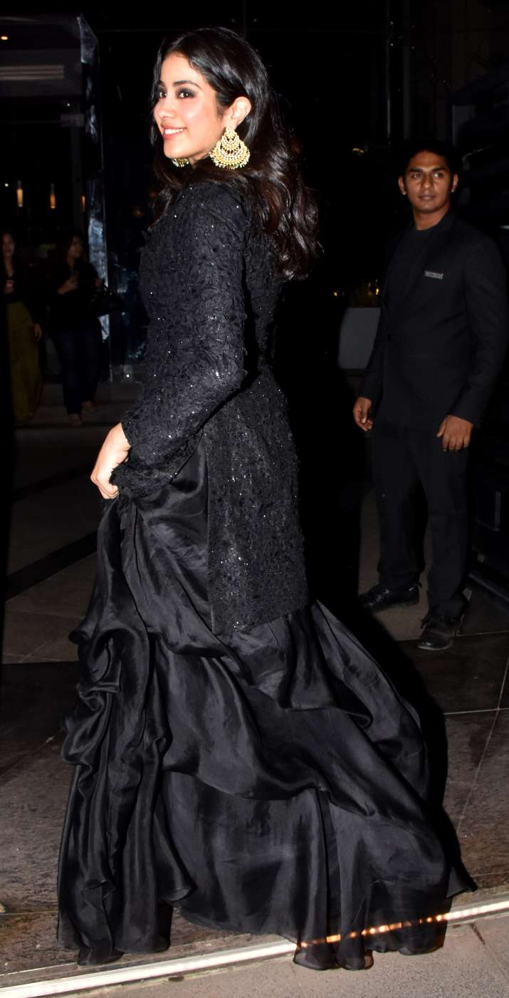India Tv - PHOTOS: Bollywood sisters Janhvi Kapoor and Khushi Kapoor rave it up while twinning in black