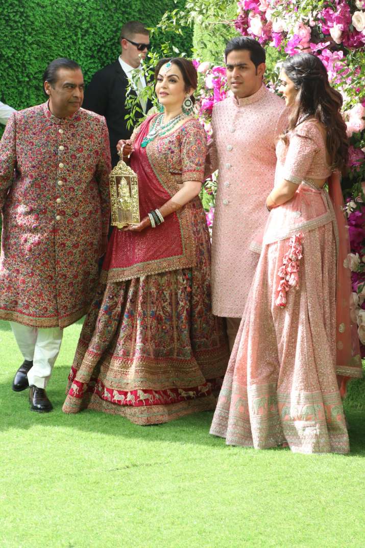 Akash Ambani Shloka Mehta Wedding Bride And Groom Share Adorable Moment At Varmala Ceremony