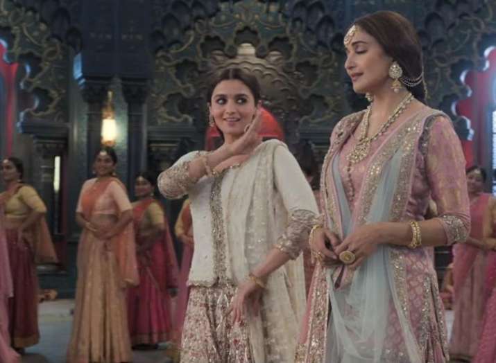 India Tv - Alia Bhatt and Madhuri Dixit dance in Kalank