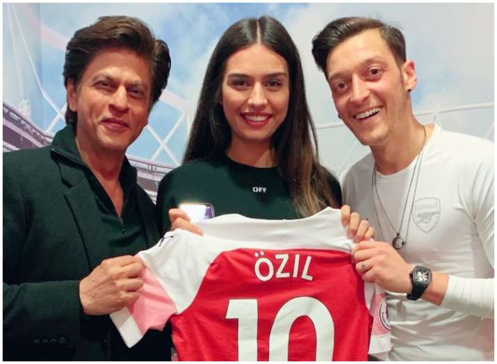 Shah Rukh Khan Meets Arsenal Footballer Mesut Ozil And His Fiancee Amine Gulse Twitter Can T Keep Calm Celebrities News India Tv