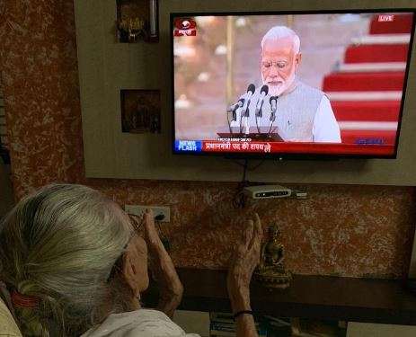 Hiraben Breaks Into Applause As Son Narendra Modi Becomes Prime Minister For The Second Time India News India Tv