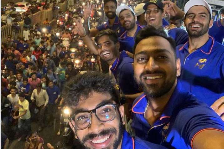 India Tv - Krunal Pandya clicks a selfie with his MI teammates