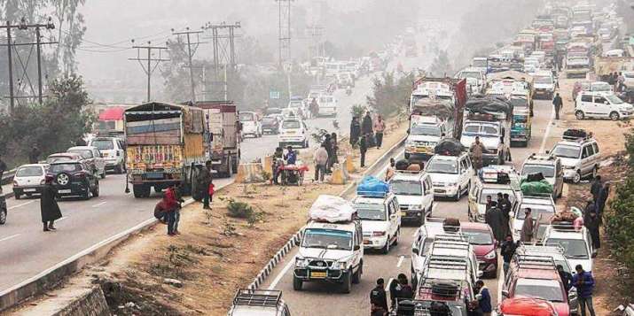 Only stranded civilian vehicles allowed on Jammu-Srinagar