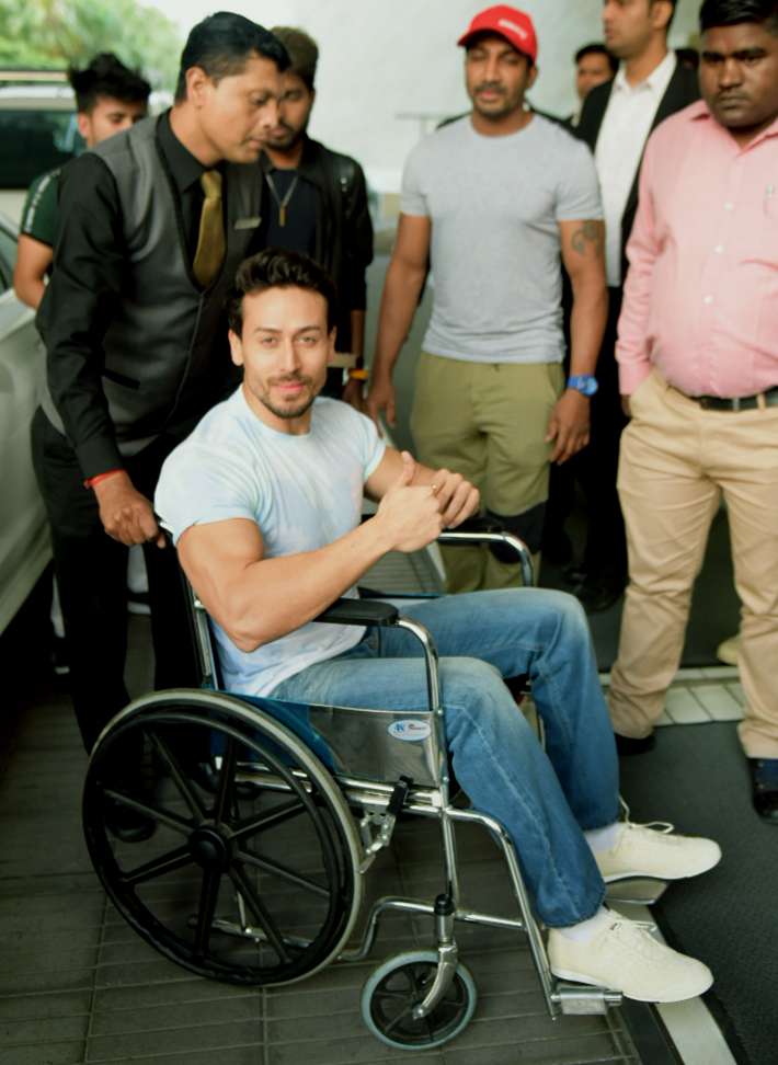 India Tv - Tiger Shroff entertains an audience with a broken leg