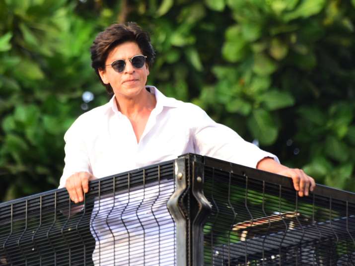 Videos Shah Rukh Khan Hops On Rooftop Of Car To Greet Fans Outside 