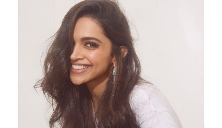 Ranveer Singh gets smitten by Deepika Padukone's dimples, leaves adorable comment on her picture
