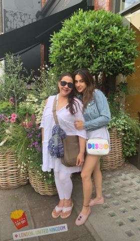 India Tv - Sara Ali Khan enjoys with mother Amrita Singh in London post film Aaj Kal wrap up with Kartik Aaryan