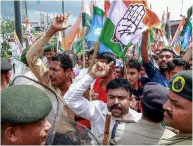 Congress protests outside Mumbai hotel where Karnataka MLAs