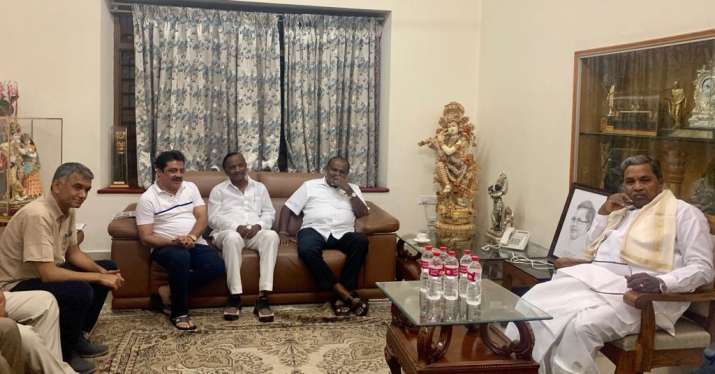 Karnataka crisis LIVE updates: CM HD Kumaraswamy meets