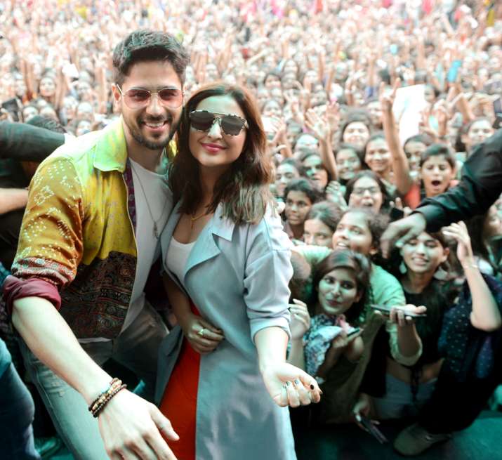 India Tv - Jabariya Jodi: Parineeti Chopra and Sidharth Malhotra try famous fire paan in Delhi and this happened next