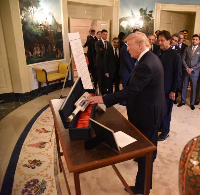 Trump Presents Cricket Bat To Pakistan Pm Imran Khan World News India Tv