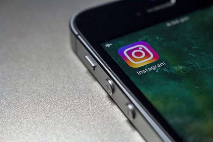 New Instagram stickers let people join group chat