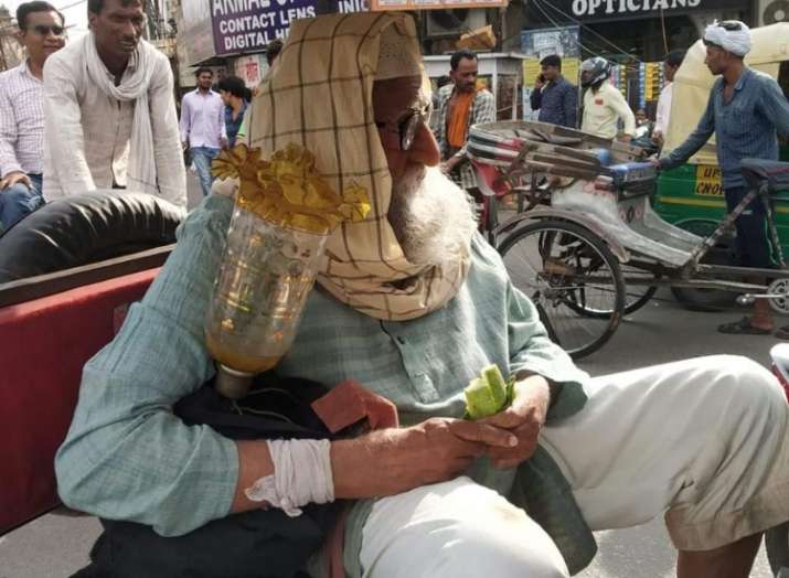 India Tv - Amitabh Bachchan roaming around the streets in Lucknow