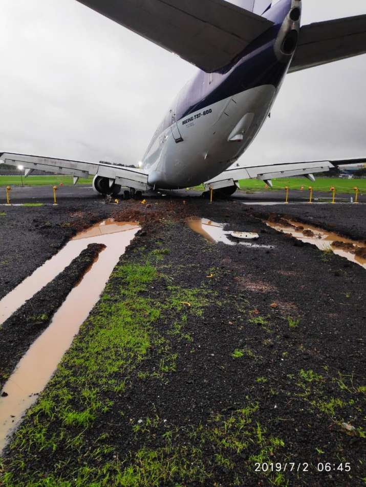 India Tv - A SpiceJet flight from Jaipur skidded and overshot the main runway while landing at the Mumbai airport amidst heavy rains on Monday.