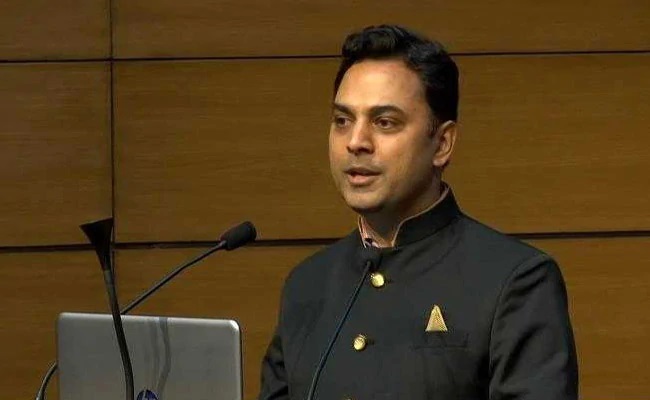 Important buildings, roads or monuments to be named after