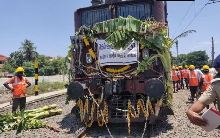 Train carrying water from Jolarpettai arrives in parched