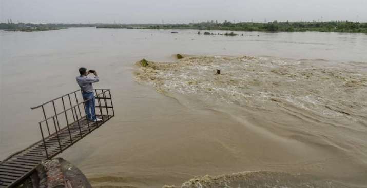 Train movement between Delhi, Shahdara suspended as Yamuna continues to ...