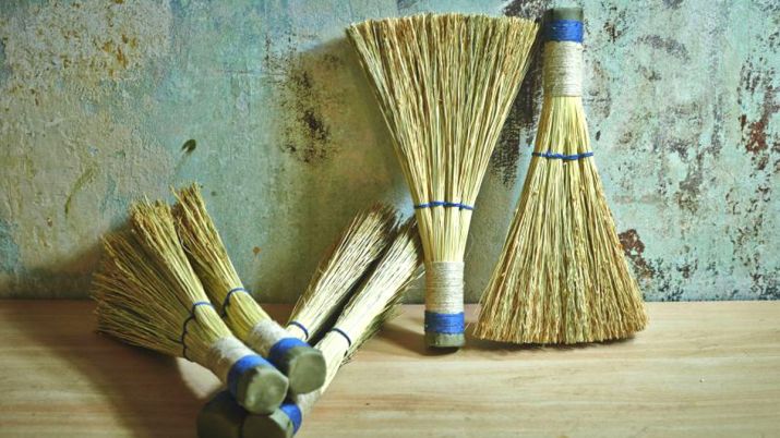 Vastu Tips: Use new broom on this auspicious day | Astrology News – India TV