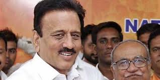 Maharashtra minister enjoys video selfie while touring flood-hit areas