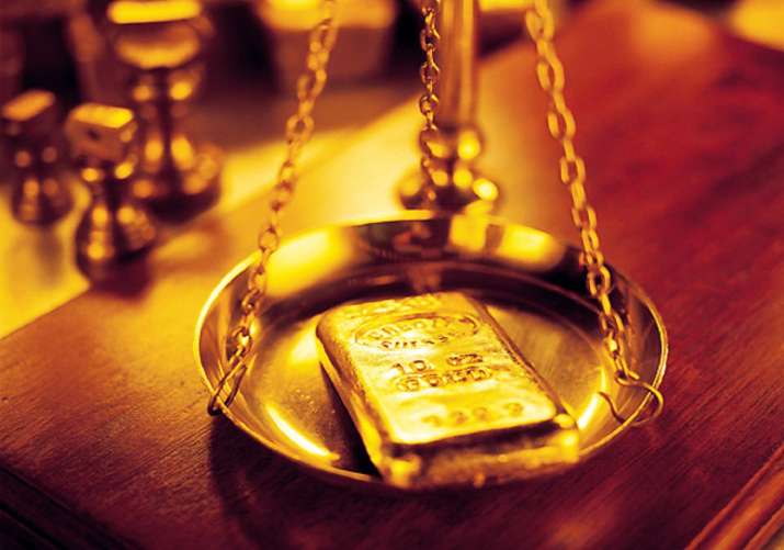 Gold retouches all-time high mark of Rs 38,470 on
