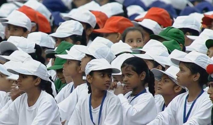 Children collect waste after I-Day event at Red Fort