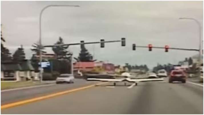 Video captures plane landing on busy Washington road