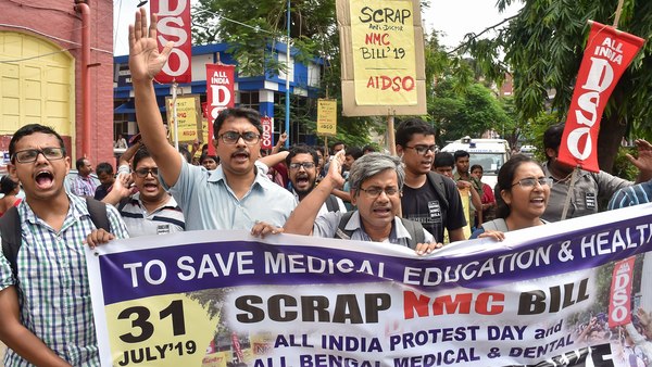 Medical students raise slogans against centre to protest