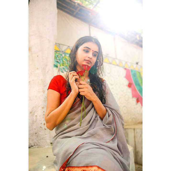 India Tv -  Urvashi Vani looks pretty in a saree
