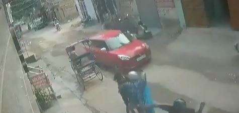 Woman thrashes chain snatcher on street in Delhi, CCTV video goes viral ...