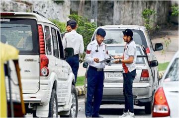 Delhi police constable driving car without licence, PUC, disciplinary ...